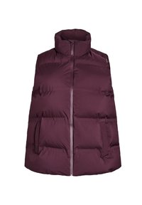Chaleco acolchado burdeos con un alto cuello, cremallera en la parte delantera y dos bolsillos laterales. Textura de tejido suave con secciones acolchadas para aislamiento.
