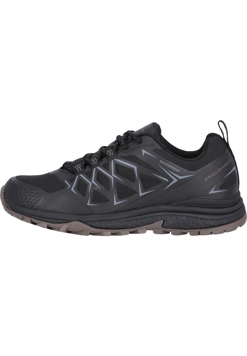 Schwarzer wasserdichter Sportschuh mit strukturiertem Obermaterial, reflektierenden Akzenten und einer robusten, profilierten Sohle für Grip und Langlebigkeit.