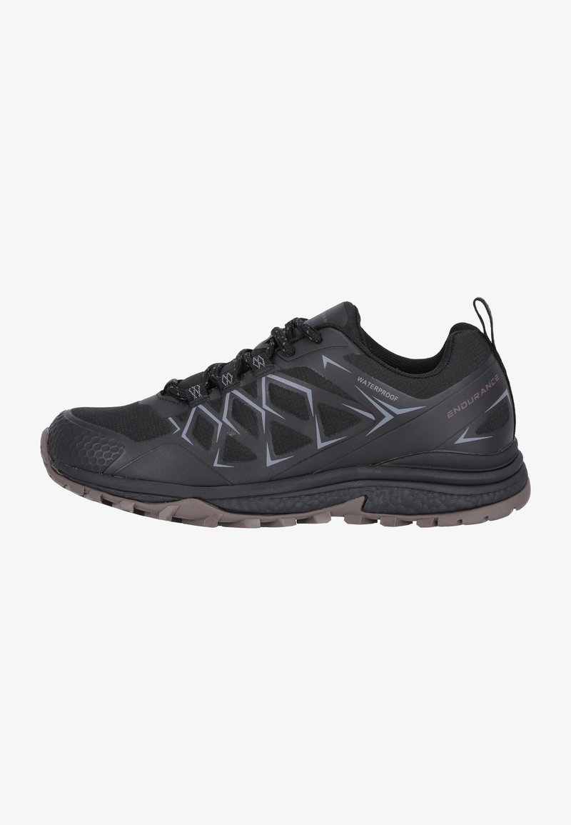 Schwarzer wasserdichter Sportschuh mit strukturiertem Obermaterial, reflektierenden Akzenten und einer robusten, profilierten Sohle für Grip und Langlebigkeit.