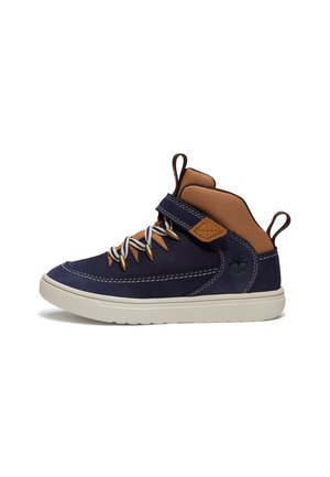Sneaker alte per bambini blu navy e marrone con suola bianca, lacci bianchi, striscia laterale in velcro e linguette sul tallone e sulla lingua.
