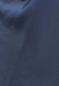 Marineblauer Stoff mit einer glatten, leicht glänzenden Textur, der eine gleichmäßige, monochromatische Oberfläche ohne Muster oder bemerkenswerter Details aufweist.