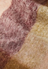 Gelaagd wolweefsel in roze, beige en rijke bruine kleuren, met zachte, fuzzy vezels en een subtiel, gemengd patroon.