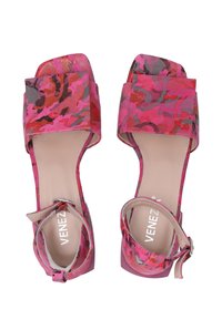 Rosa und mehrfarbig gemusterte High-Heeled-Sandalen mit eckiger Zehenkappe und Knöchelriemen, ausgestattet mit einer glatten Innensohle und Blockabsatz.