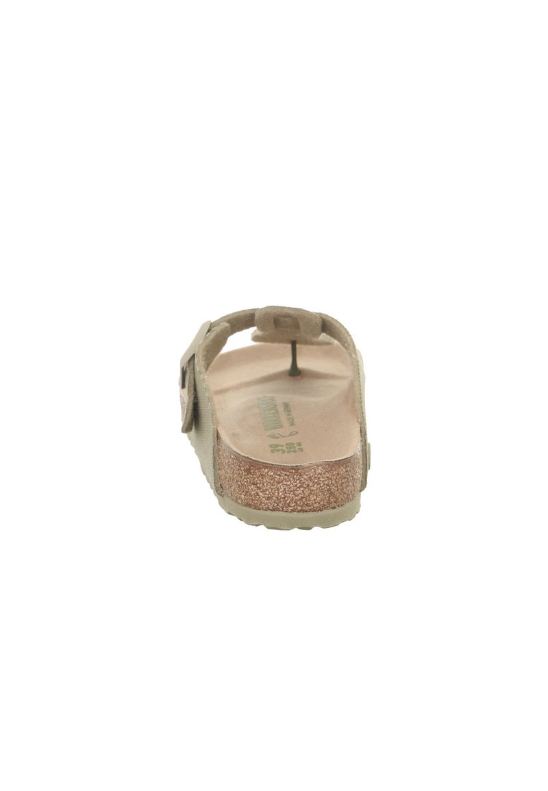 Sandalo Birkenstock beige con suola in sughero, cinturino regolabile con fibbia e plantare sagomato, visto da dietro su uno sfondo bianco.