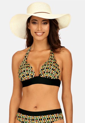 Czarny bikini w wielokolorowym wzorze, z trójkątnym stanikiem i szerokim pasem, zestawione z szerokim, plecionym kapeluszem ze słomy.