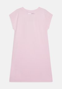 Rosa bomullst-shirtklänning med korta ärmar, rund halsringning och rak passform. Har en subtil logotryck på baksidan.