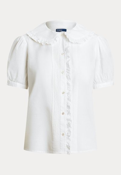 Hvid kortærmet bluse med flæset Peter Pan-krave, plisseret frontpanel og knaplukning.