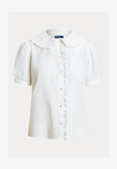 Hvid kortærmet bluse med flæset Peter Pan-krave, plisseret frontpanel og knaplukning.