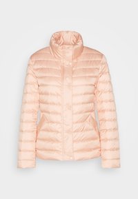 Brzoskwiniowa kurtka puchowa z wysokim kołnierzem, z poziomymi pikowanymi segmentami, zatrzaskami i gładką, błyszczącą fakturą tkaniny.