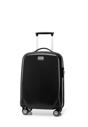 Maleta rígida negra con superficie texturizada, asa plateada y cuatro ruedas. Presenta una placa de logo en el frente y un diseño elegante.