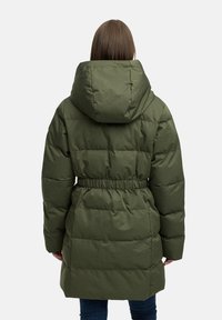 Olive zaļš pūkains mētelis ar kapuci, pieguļoša josta un quilted (savilkuma) dizains. Audums izskatās gluds un nedaudz spīdīgs.