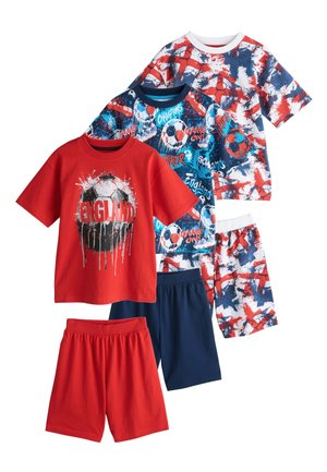 Tres conjuntos de camisetas de manga corta y pantalones cortos a juego para niños, con temas de fútbol de Inglaterra en rojo, azul marino y blanco con estampados gráficos.