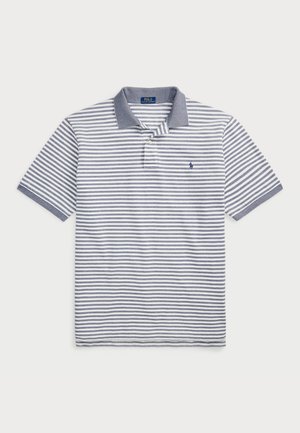 Polo majica z navpičastim vzorcem v temno modri in beli barvi, s klasičnim ovratnikom in kratkimi rokavi, ter majhnim vezenim logotipom na levem prsnem delu.