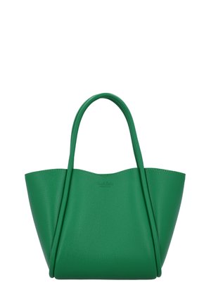 Groene leren tote tas met twee handvatten en een licht gebogen bovenrand, rechtop staand op een witte achtergrond.