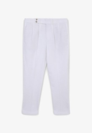 Pantalons blancs en tissu texturé, dotés de deux plis avant, d'une taille plate avec deux fermetures à boutons argentés, et de ouvertures de jambe étroites.