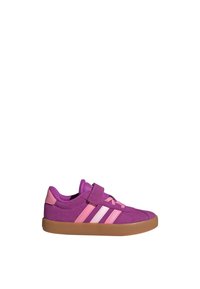 Sneaker viola realizzato in camoscio e rete con suola in gomma, caratterizzato da righe rosa, chiusura a strap e design della punta rotondo.