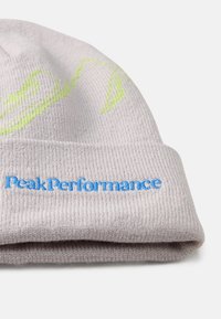 Gorro de punto gris con textura suave, diseño plegable, patrón en verde neón y bordado azul de "PeakPerformance".