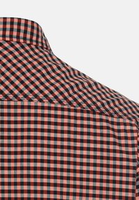 Korte mouw overhemd met een zwart, rood en lichtblauw geblokt patroon, voorzien van een klassieke kraag en gestikte details langs de naden.
