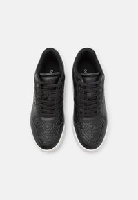 Sneaker nere in pelle con pannelli texturizzati, punta rotonda, design con lacci e suola in gomma bianca a contrasto. Logo del marchio sulla linguetta.