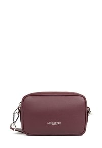 Borsa a tracolla in pelle bordeaux con superficie texture, forma rettangolare, accessori in argento e logo "LANCASTER PARIS" sulla parte anteriore.