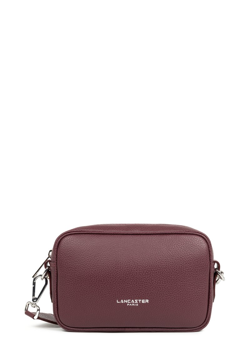 Borsa a tracolla in pelle bordeaux con superficie texture, forma rettangolare, accessori in argento e logo "LANCASTER PARIS" sulla parte anteriore.