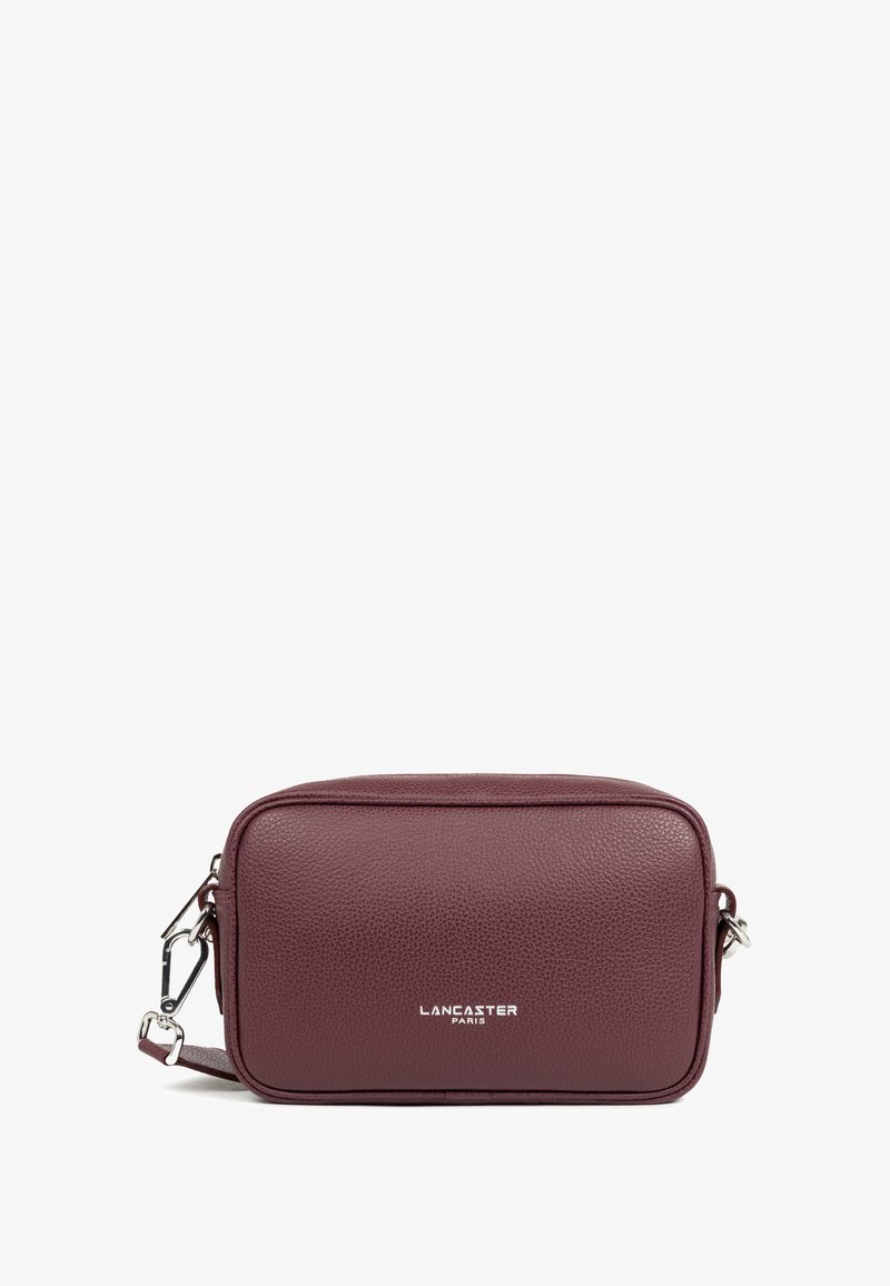 Borsa a tracolla in pelle bordeaux con superficie texture, forma rettangolare, accessori in argento e logo "LANCASTER PARIS" sulla parte anteriore.