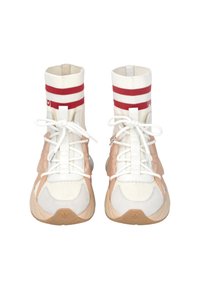 Visoke tenisice s bijelim pletenim gornjim dijelom, crvenim i bijelim trakastim detaljima, bež sintetičkim preklopima i bijelim vezicama. Vidljiva gumena površina.