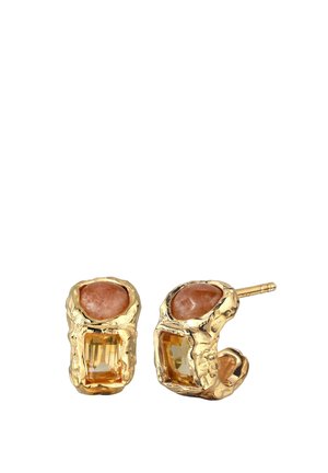 Goldene Ohrstecker mit rauer Struktur, jeweils besetzt mit einem ovalen pfirsichfarbenen und einem rechteckigen gelben Edelstein.