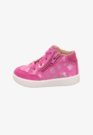 Sneaker alta da bambini rosa con motivi floreali, cerniera laterale, lacci e suola in gomma bianca su sfondo bianco.