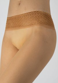 Bragas semi-transparentes beige para mujer con una cinturilla texturada de patrón de panal en tono marrón dorado. Material suave, acabado liso.