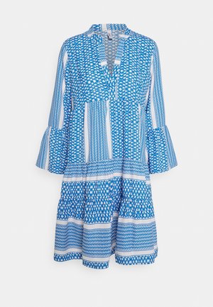 Robe bleu à motifs avec de longues manches évasées, présentant des designs géométriques et en rayures, un décolleté en V et un ourlet volanté à niveaux.