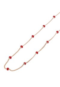 Aranylánc nyaklánc, egyenletesen elhelyezett kerek vörös gyöngyökkel, fehér háttérrel.