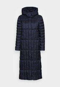 Abrigo acolchado azul marino con capucha, que presenta paneles acolchados horizontales, mangas largas y un diseño hasta la rodilla. Textura de tela suave y brillante.