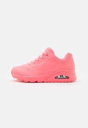 Pink Skechers sneakers med synlig luftpude i sålen, perforerede detaljer og snørebånd, vist i sidevisning på hvid baggrund.