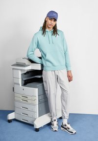 Nike Sportswear SPORTSWEAR CLUB FLEECE - Melegítőfelső - mineral/white