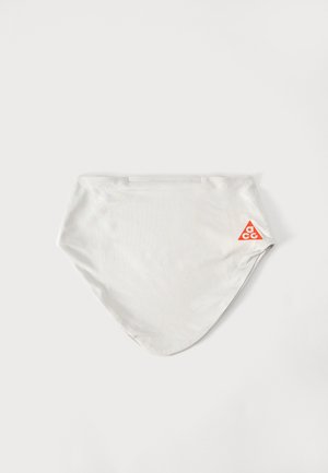 Tour de cou triangulaire en tissu blanc avec un logo ACG orange dans un coin, posé à plat sur un fond blanc uni.