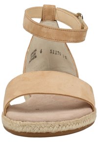 Sandale beige en daim à bout ouvert avec bride à la cheville, semelle intérieure rembourrée et bord en jute tressée, vue de face.