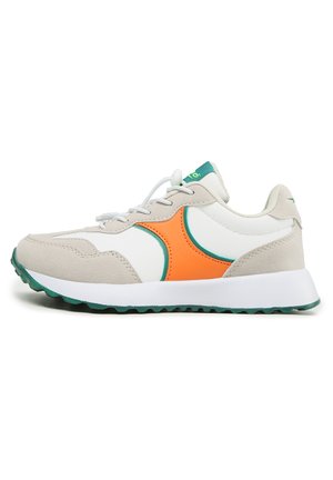 Zapatilla ligera con parte superior en blanco y beige, detalles en naranja y verde, paneles de ante texturizados y suela estriada en color verde azulado.
