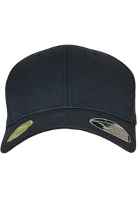 Svart baseball-cap laget av teksturert stoff. Har en buet skjerm, seks-paneldesign og sideklistremerker som indikerer merke og stil.