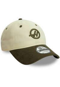 Czapka z kremowym bawełnianym korpusem, oliwkowo-zielonym daszkiem z korduroju oraz pasującym logo haftowanym. Posiada okrągły wzór logo i regulowane zapięcie.