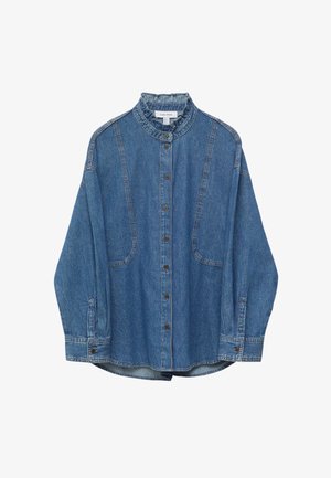 Denim skjorte med knapper og lange ærmer, en flæset høj krave, lodrette sømdetaljer og knaplukning ved manchetterne.