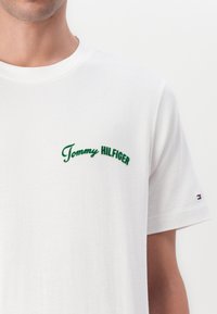 Tommy Hilfiger AMERICAN CLASSICS TEE - Majica kratkih rukava s printom - white