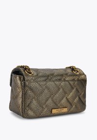 Metalen gouden gewatteerde handtas met kettingriem, voorzien van een textuuropervlak en een merkplaatje. Rechthoekige vorm met een stevige bodem.