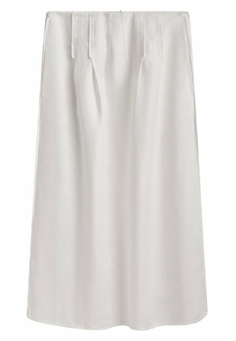 Jupe blanche longueur genou, coupe droite, passants de ceinture et plis devant sur fond uni.