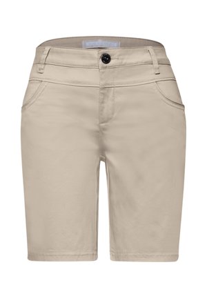 Pantalones cortos beige hasta la rodilla con bolsillos delanteros, trabillas para cinturón y cierre con botón negro en la cintura.