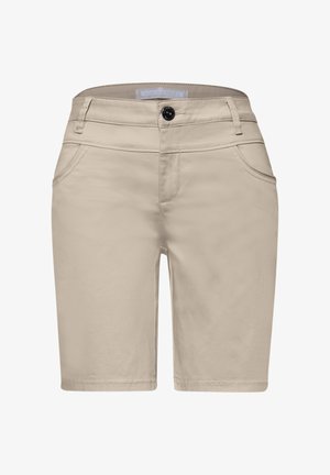Pantalones cortos beige hasta la rodilla con bolsillos delanteros, trabillas para cinturón y cierre con botón negro en la cintura.