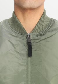 Alpha Industries Bomberjacks - sage-green