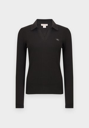Černé polo tričko s dlouhým rukávem s žebrovanou texturou, výstřihem do V a malým logem na levé straně hrudi. Vyrobeno z měkké látky, přiléhavý střih.