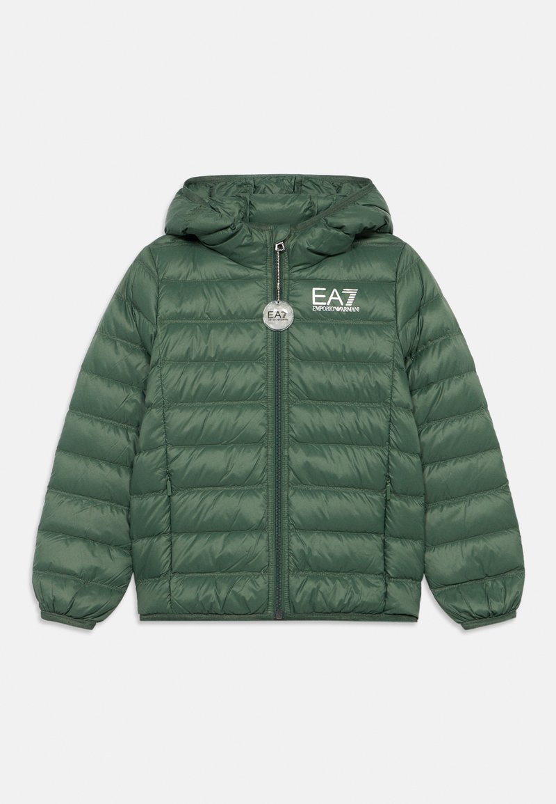 Zöld steppelt kabát kapucnival, elöl cipzárral és rugalmas mandzsettákkal. Jellegzetes logó a bal mellrészen, sima felület.