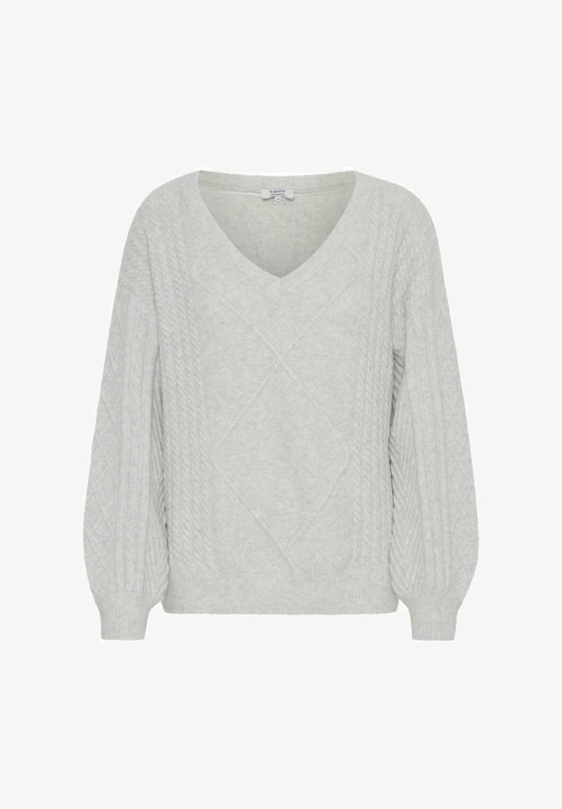 Pull en tricot gris clair avec un col en V, présentant un motif en torsades et des manches ballons, fabriqué à partir d'un tissu doux et texturé.